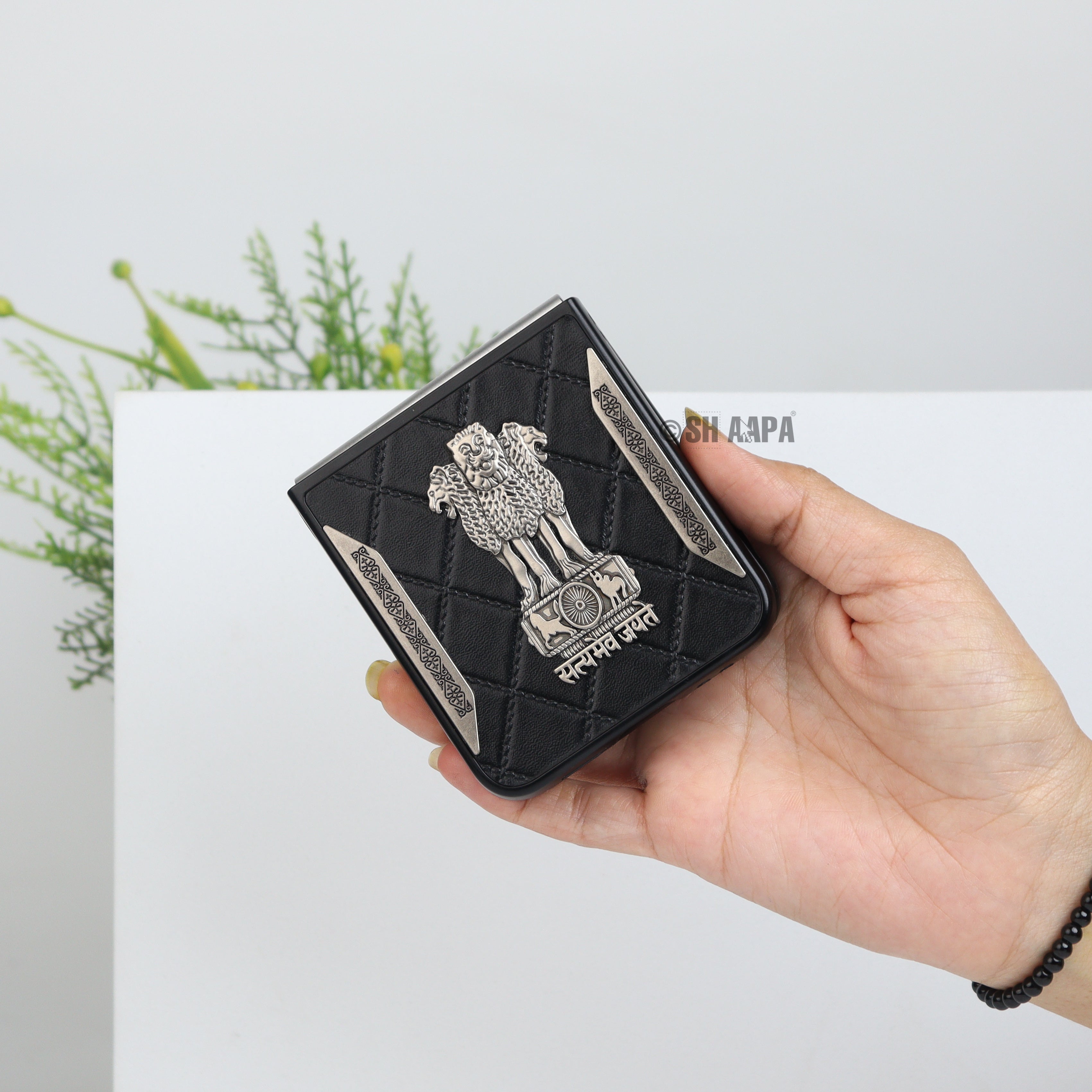 Galaxy Z Flip Series Satyamev Jayate Textured Leather Case – SHAAPA